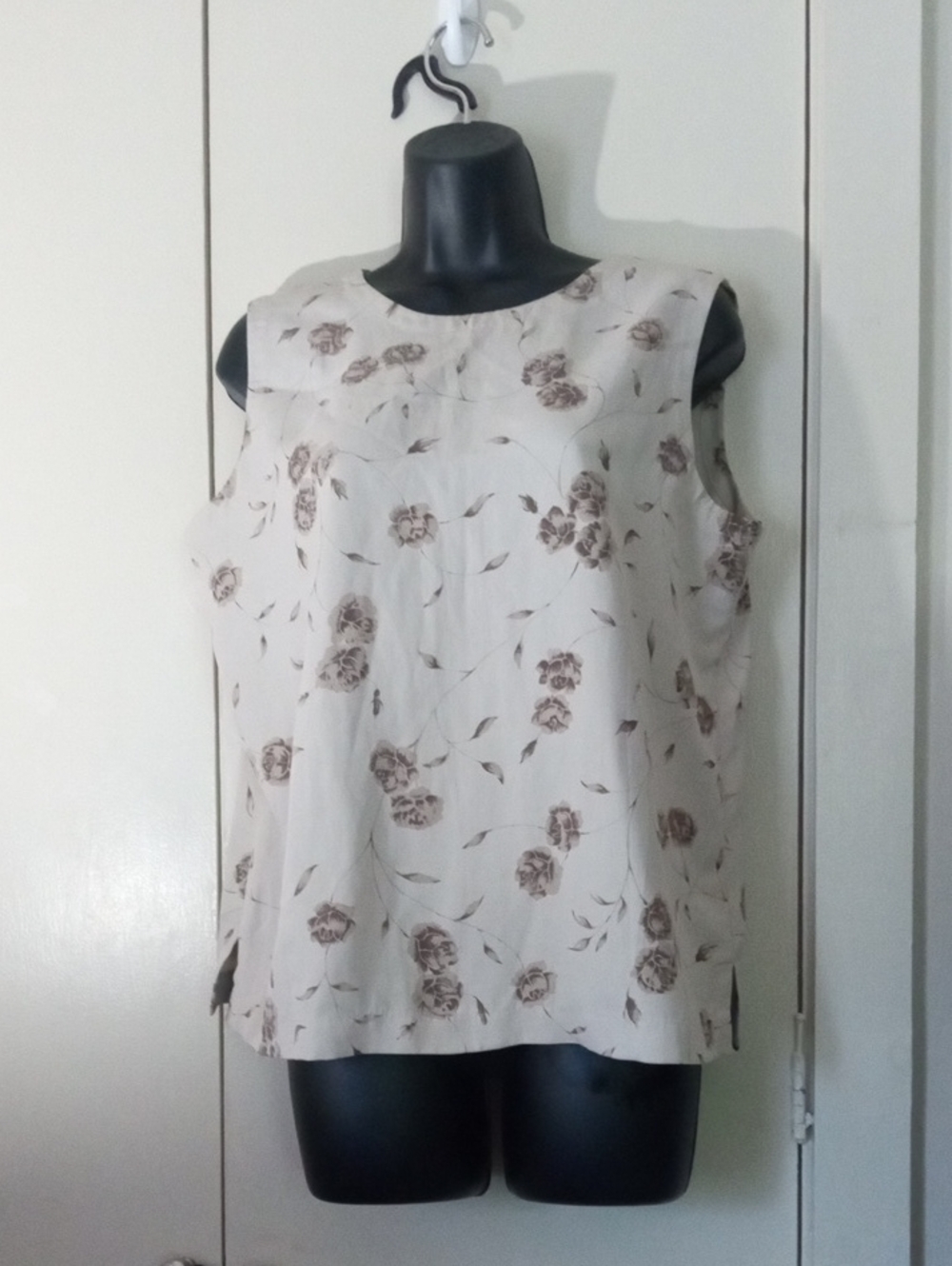 Studio G Silk & Linen Blend Sleeveless Floral Top in Cream and Brown Large